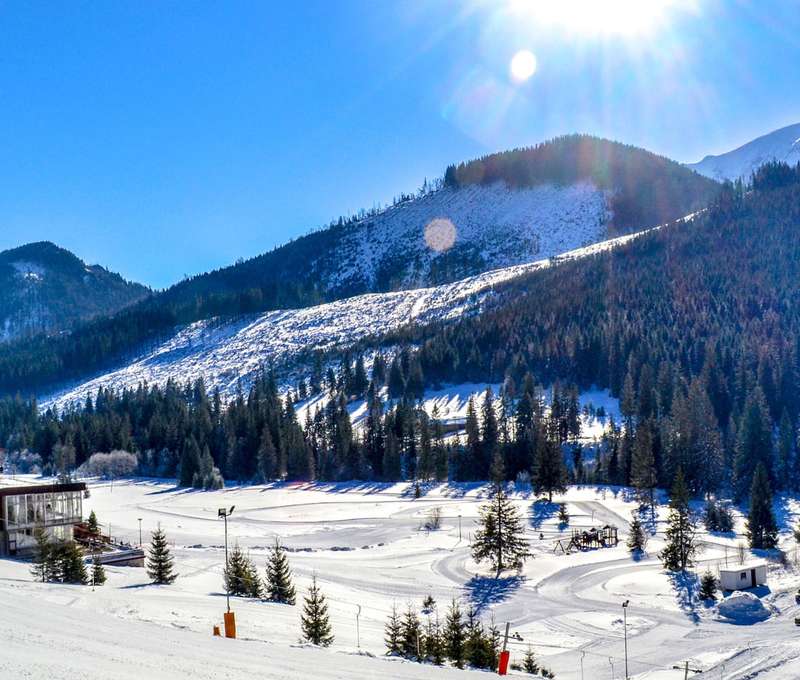 Ski Monkova dolina leží priamo pri hoteli Magura