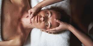 Masáž tváre a dekoltu s maskou