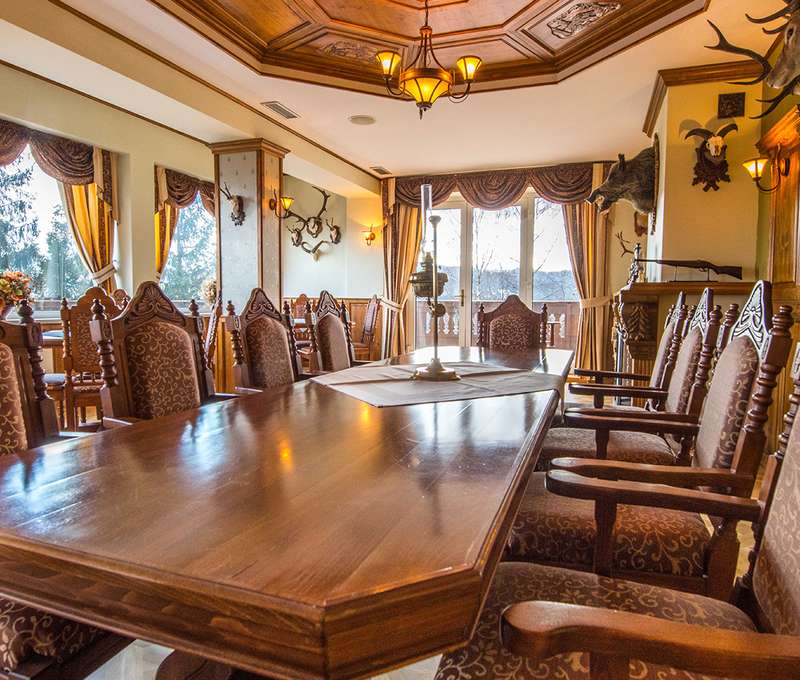 Hotel Husárik**** má poľovnícky salónik s krbom s otvoreným ohniskom