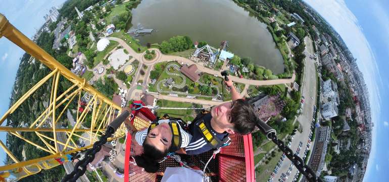 Extrémny bungee jumping z 90 m v poľskom Chorzówe