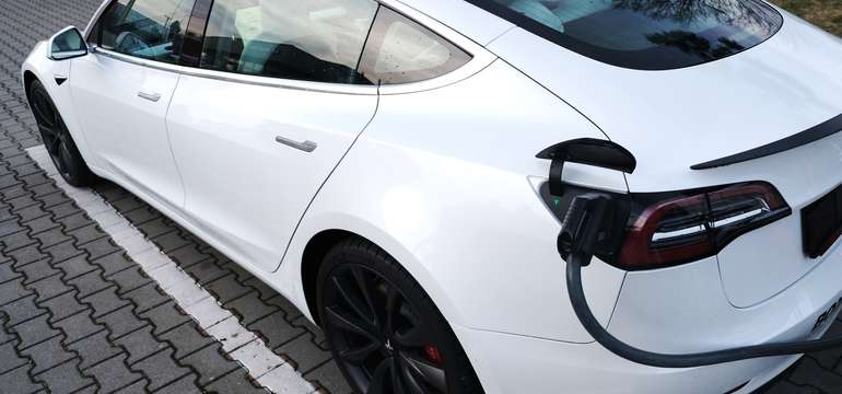 Celoskleněná střecha se rozprostírá od přední až k zadní části vozu
