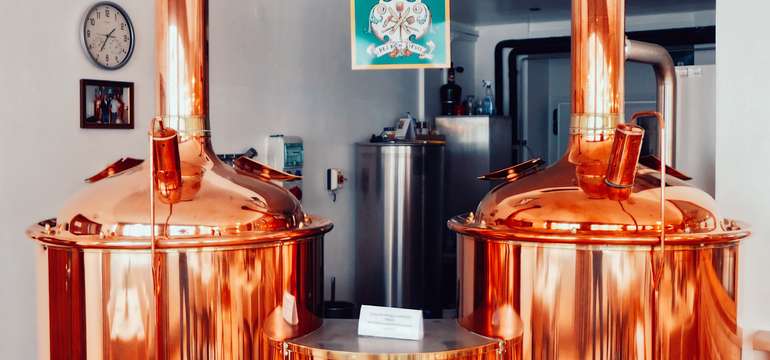 Místní pivovar vaří jedenáctistupňový ležák plzeňského typu i vlastní konopné dvanáctistupňové pivo