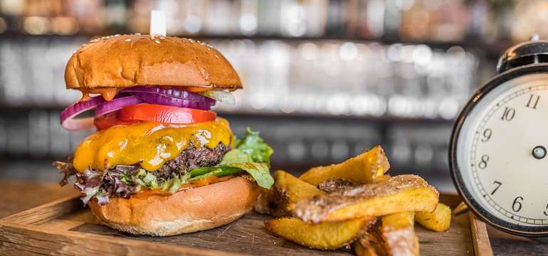 Cheese burger s hranolkami a omáčkou