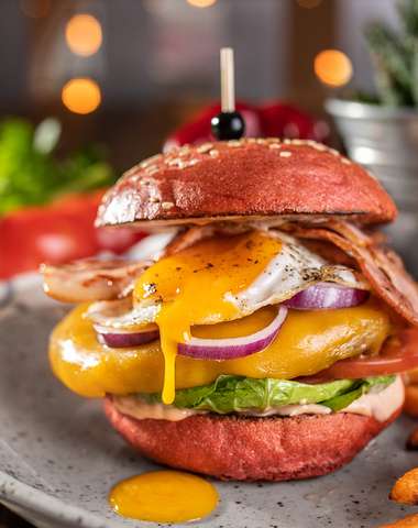 Red burger s batatovými hranolkami a nápojom