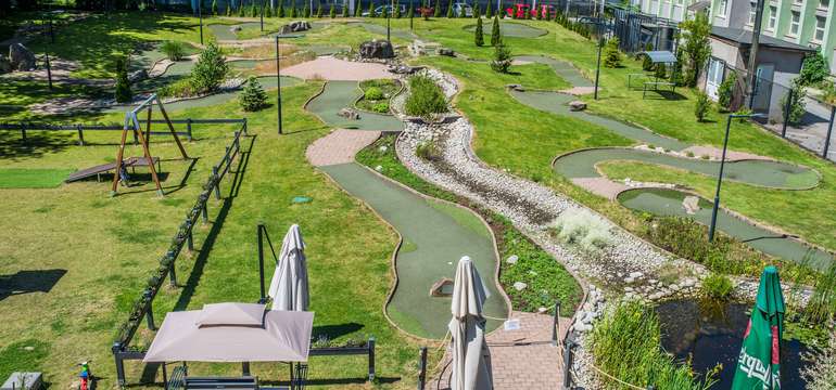 Adventure golf s 18 jamkami