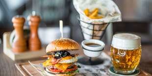 Pivárenský burger s hranolkami a veľkým pivom s možnosťou take away v Staničnom Pivovare