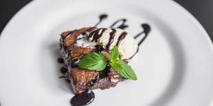 Domáci čokoládový brownie s bourbon zmrzlinou