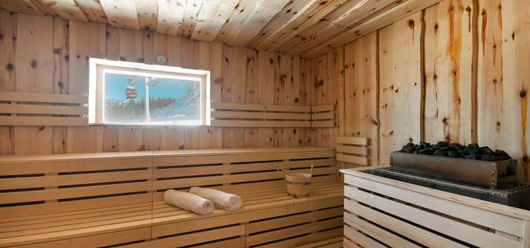 Oddýchnite si v rozsiahlom wellness centre priamo pod vrcholom Chopku