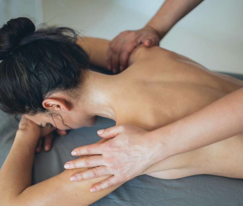 Klasická alebo relaxačná masáž, chiropraxia a lokálna masáž (ilustračné foto)