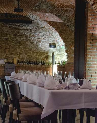 V podzemnom priestore sa nachádza jedinečná vinotéka s tehlovými klenbami 