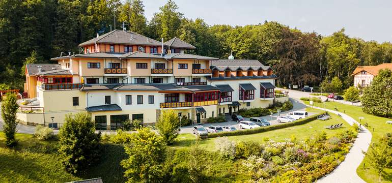Spoločne s hlavnou budovou môžete využívať aj vilu či rôzne športoviská