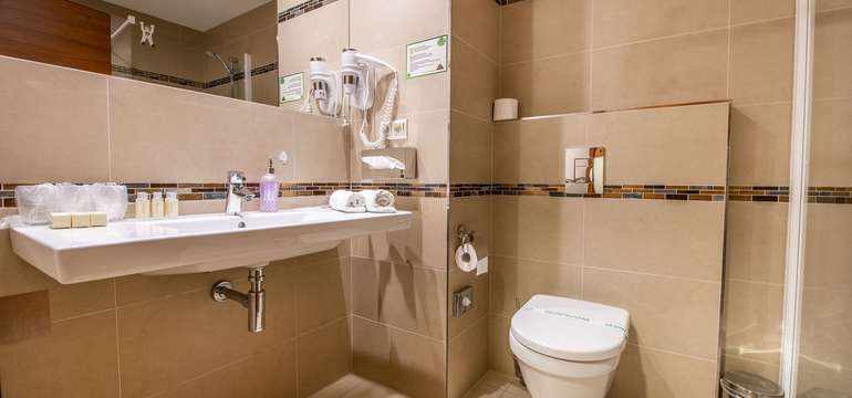 Dvojlôžková izba má kúpeľňu so sprchou a WC, fén, telefón, klimatizáciu, trezor a minibar