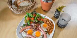 Pravé anglické raňajky s teplým nápojom 