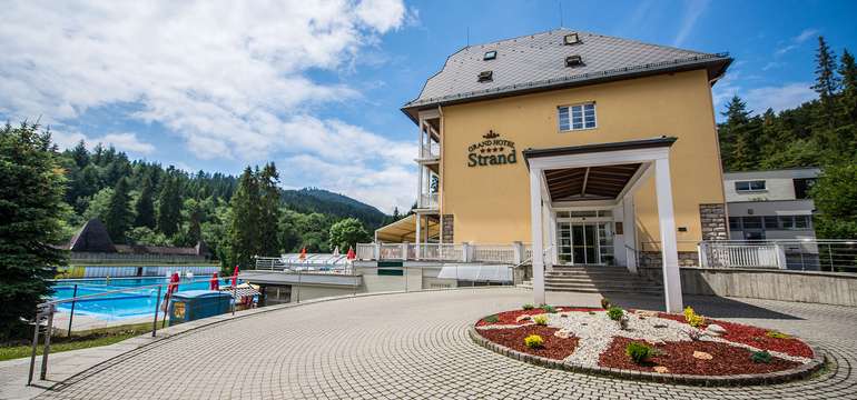 Grand Hotel Strand**** leží priamo v centre Kúpeľov Vyšné Ružbachy