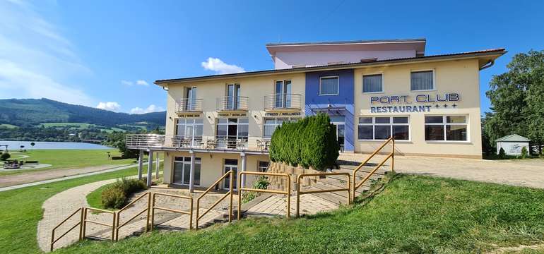Port Club*** je moderný penzión v centre s nádherným výhľadom na Oravskú priehradu