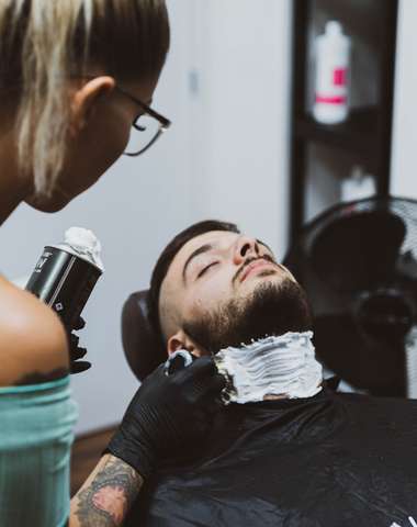 Barber strih, komplexné vlasové ošetrenie alebo darčeková poukážka