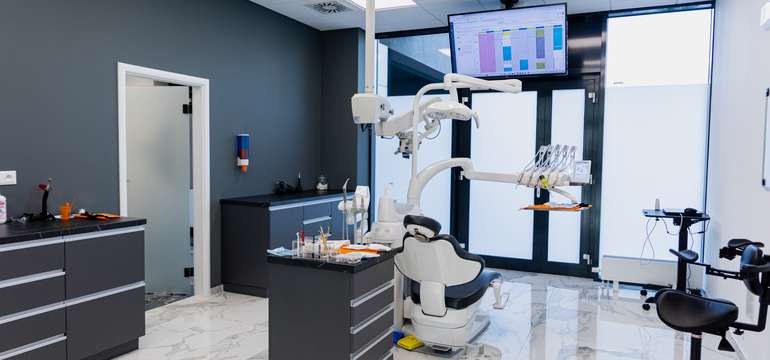Digital Dental Clinic: vstupné vyšetrenie, dentálna hygiena, bielenie zubov