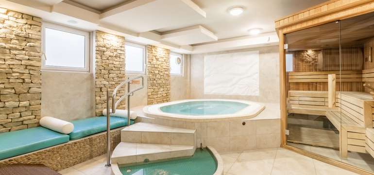 Wellness zóna s fínskou sanou a vírivkou
