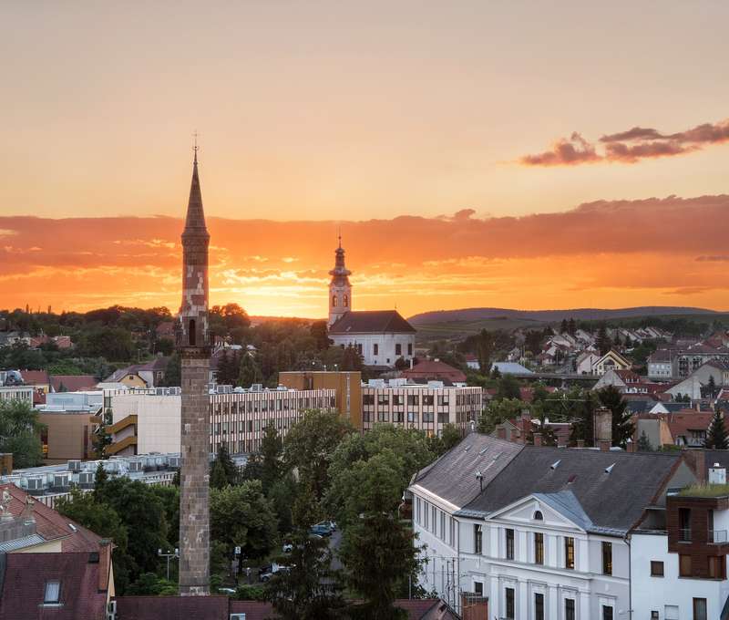 Minaret v Egeri pri západe slnka