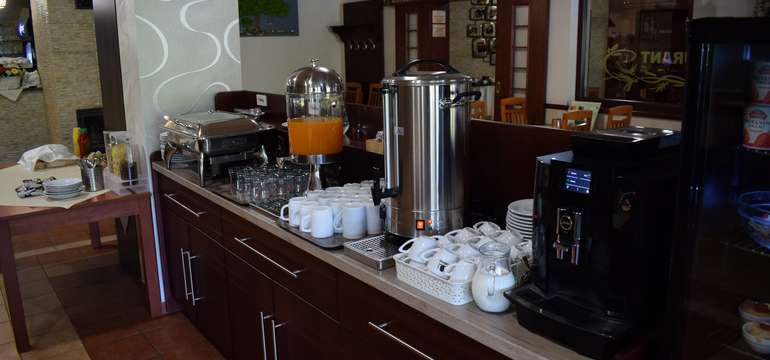 V CAFE RESTAURANT vás čaká príjemné a spoločenské posedenie pri chutnom obede či večeri