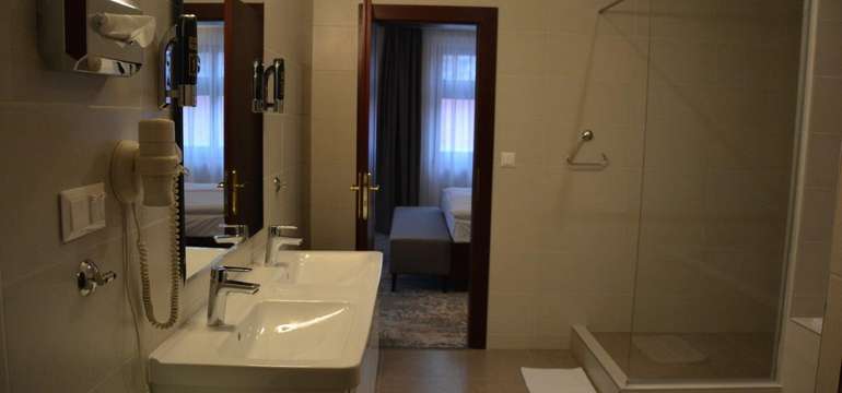 HOTEL KULTÚRA***+ - Dvojlôžková izba Komfort, kúpeľňa