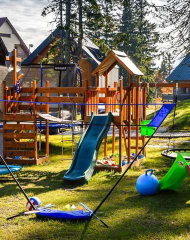 Obrovské detské ihrisko s preliezkami, trampolínou a hojdačkami