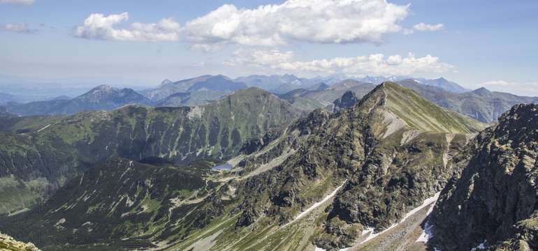 Cesty od chaty vedú na Roháčske plesá, Rákoň, Ostrý Roháč, Plačlivé či Volovec