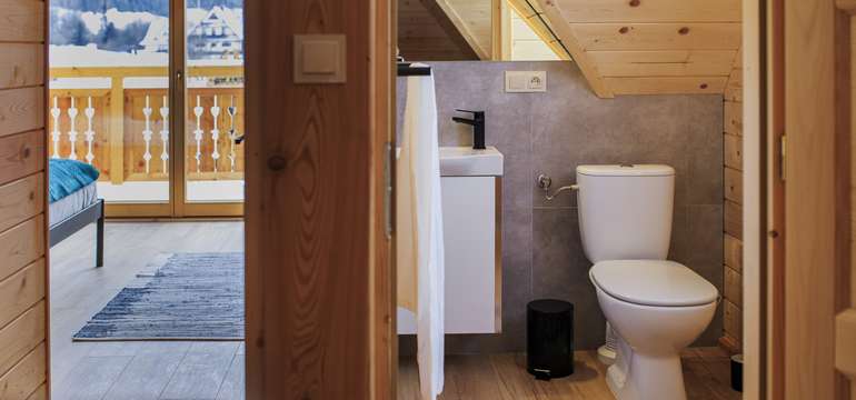 V chatkách je kúpeľňa s WC a ďalšia samostatná toaleta