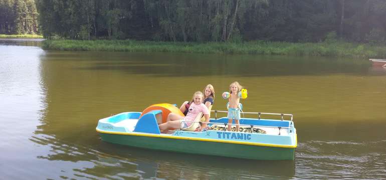 Za příplatek si lze vypůjčit šlapadla nebo paddlebord