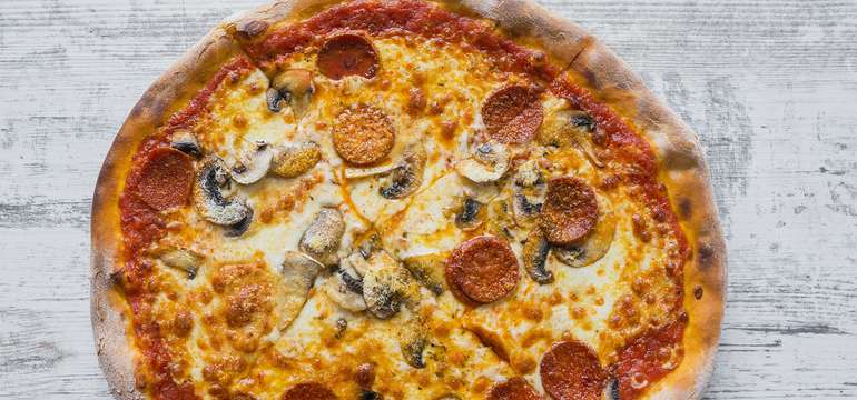Chutná talianska pizza na dreve