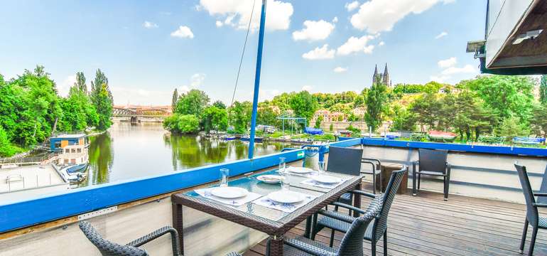 Botel Vodník má terasu s prekrásnym výhľadom na Vltavu a neďaleký Vyšehrad