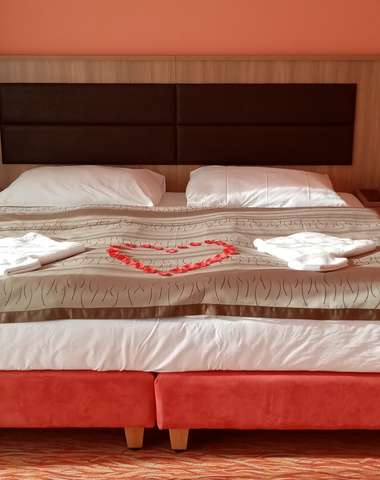 Apartmán disponuje manželskou postelí, obývacím koutem a koupelnou s vanou
