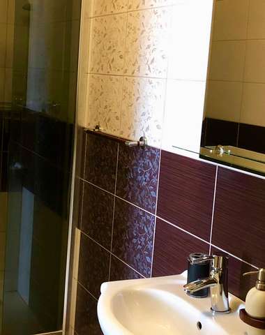 Súčasťou každej izby je sociálne zariadenie so sprchovacím kútom
