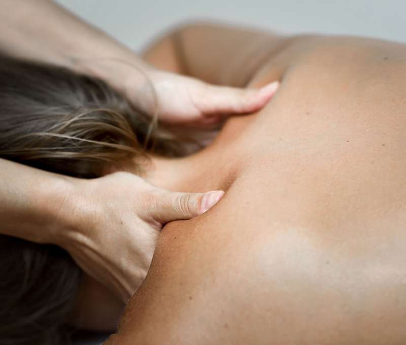 Terapeutické masáže Shiatsu, nôh, celotelová alebo masáž s 24k zlatom, kvantovou liečbou