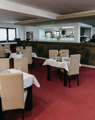 V areálu vás rádi pohostí na čtyřech místech: v restauraci, kavárně, sportovním pubu a horské chatě