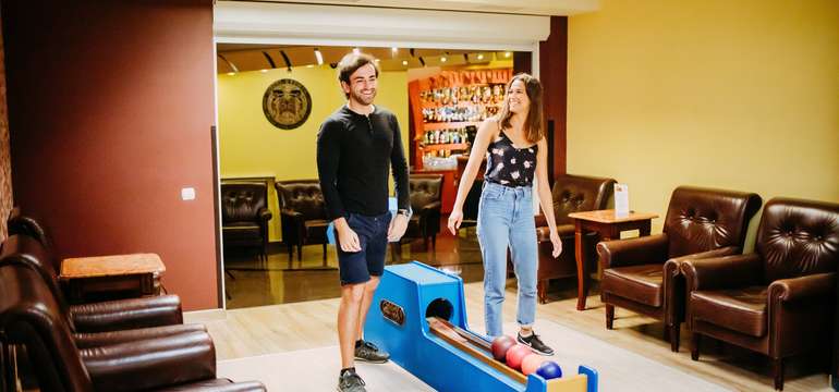 Voľný čas v Klimeku**** môžete stráviť pri biliarde či bowlingu