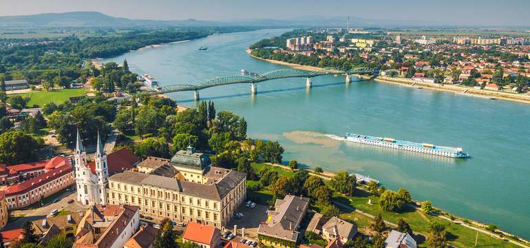 Hotel sa nachádza len 7 km od Štúrova