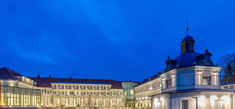 Zrekonstruovaný hotel ROYAL PALACE***** je zařízen ve stylu art deco a patří k nejluxusnějším