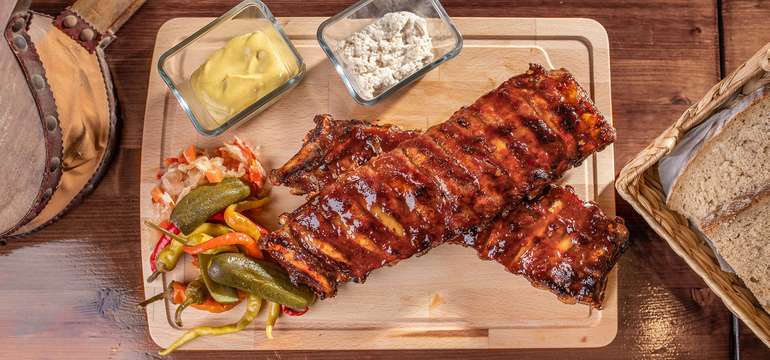 750 g marinované grilované bravčové rebierka