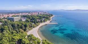 Vila Ana je súčasťou komplexu Imperial Park Hotel, ktorý leží priamo pri pláži