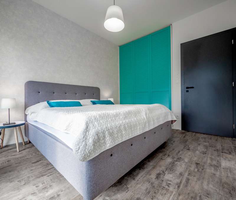 Priestranná spálňa v apartmáne