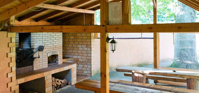 Altánok s grilom má kapacitu 40 osôb 