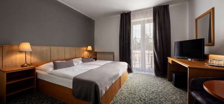 Rodinný hotel Carl Inn**** v pokojnej časti Prahy s raňajkami