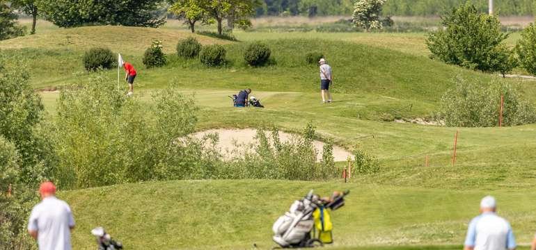 Víkendový golfový kurz v Golf Club Atex v Báči