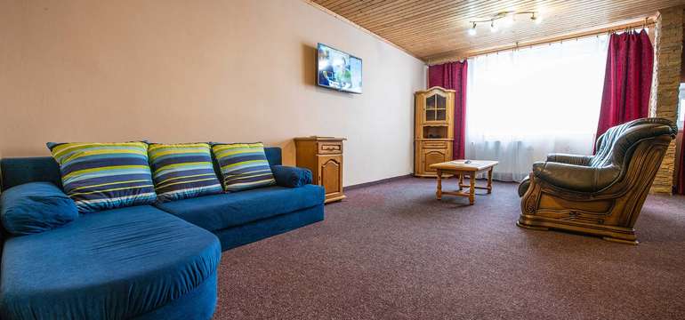 Ubytovanie je možné v dvojlôžkových izbách, za príplatok sú dostupné apartmány