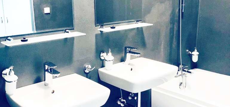 Samozrejmosťou každej izby je vlastná kúpeľňa s WC