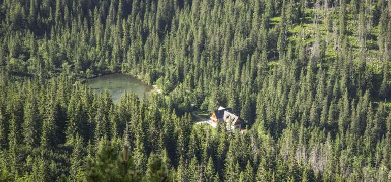 Ťatliakova chata (1 374 m n. m.) leží na križovatke turistických trás, pri Ťatliakovom jazere
