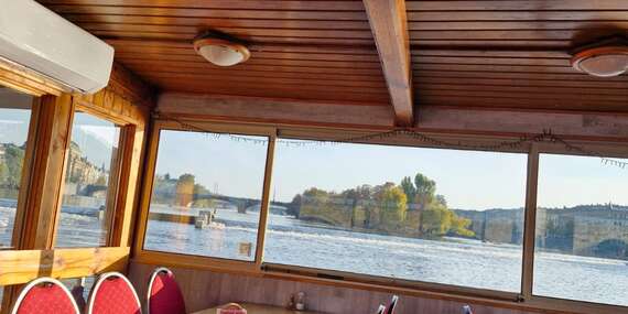 Zážitková plavba lodí po Vltavě s možností rautu a živé hudby/Praha - Vltava