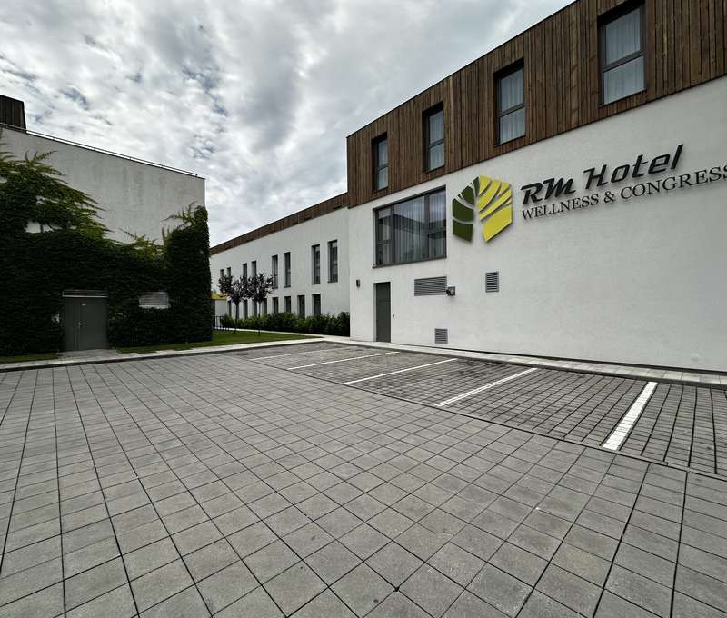 Exteriér RM Hotel Wellness & Congress