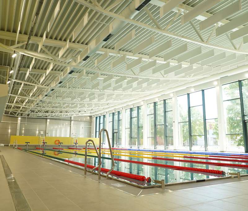 Plavecký bazén s dĺžkou 25 m, počet plaveckých dráh 6, šírka plaveckej dráhy 2 m